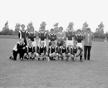 880872 Groepsportret (elftalfoto) van een voetbalelftal van de R.E.M.U., bij een onderling toernooi op het sportpark ...